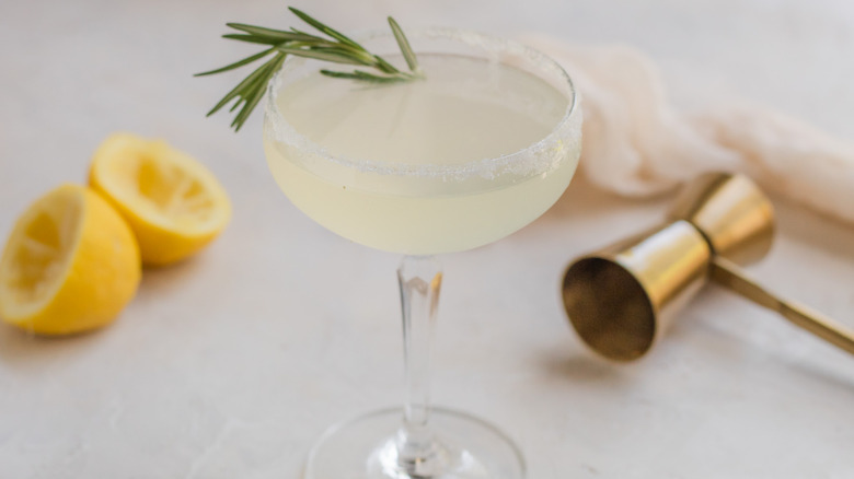 lemon drop martini in glass 