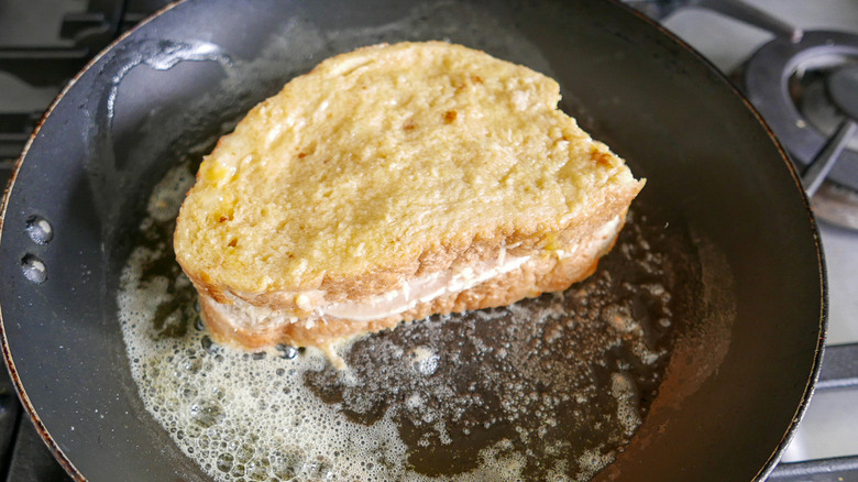   Sandwich-Kochen in der Pfanne