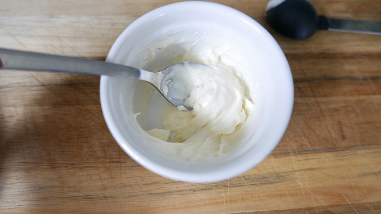   mayonesa en un tazón con cuchara