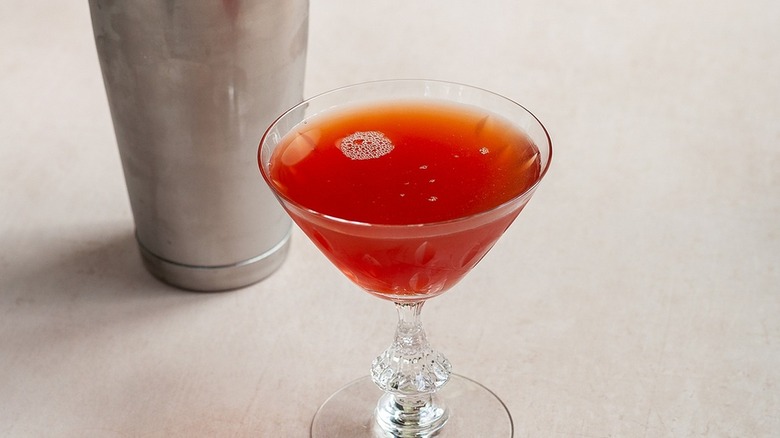 cocktail de scofflaw à côté du shaker