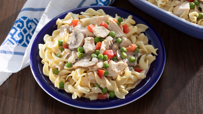 chicken and egg noodle served in blue bowl