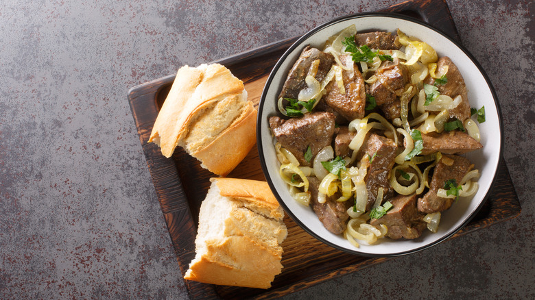 liver and onions with bread