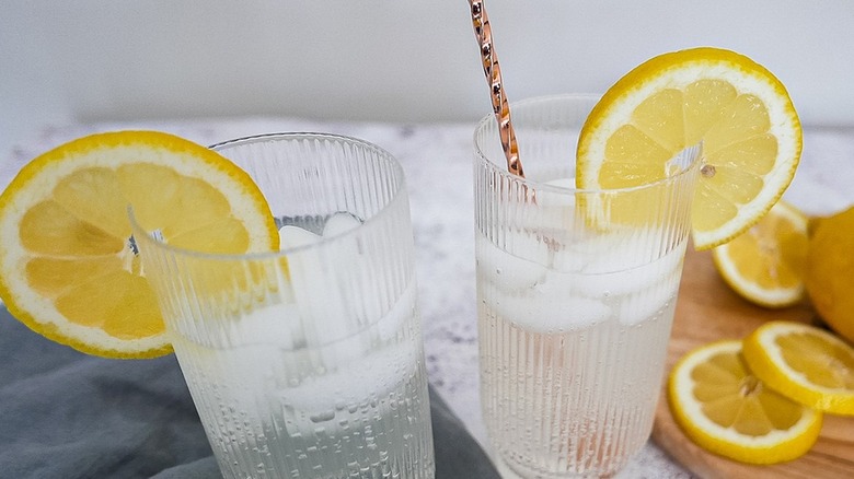 two cocktails with lemon wedges