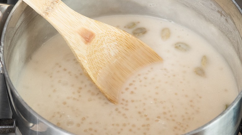   budín de tapioca en sartén