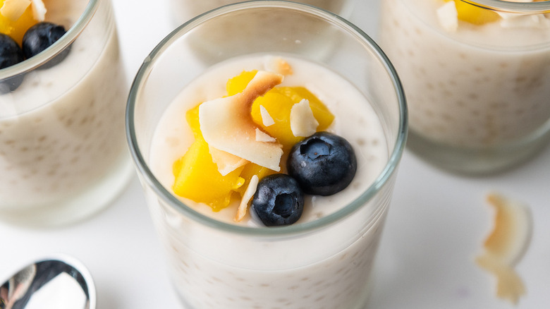   budín de tapioca con guarnición de frutas