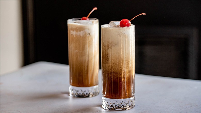 cocktails de bouledogue du colorado dans des verres