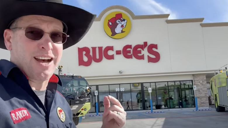 Randy Pauly wearing cowboy hat in front of Buc-ee's store.