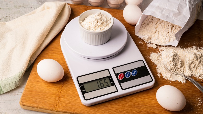 Kitchen scale weighing flour