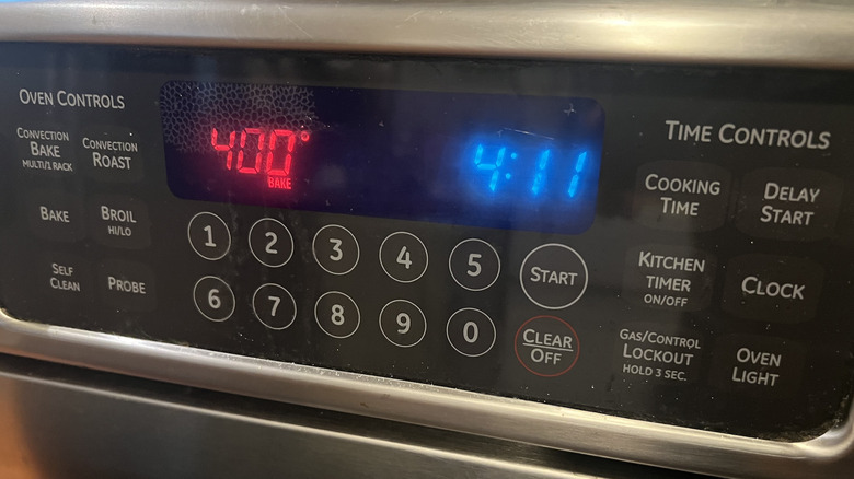 Oven temperature screen and buttons