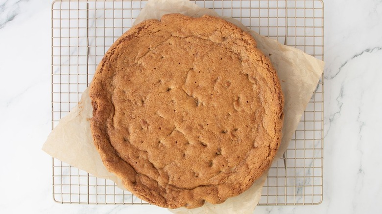 Cookie pizza sitting on wire rack