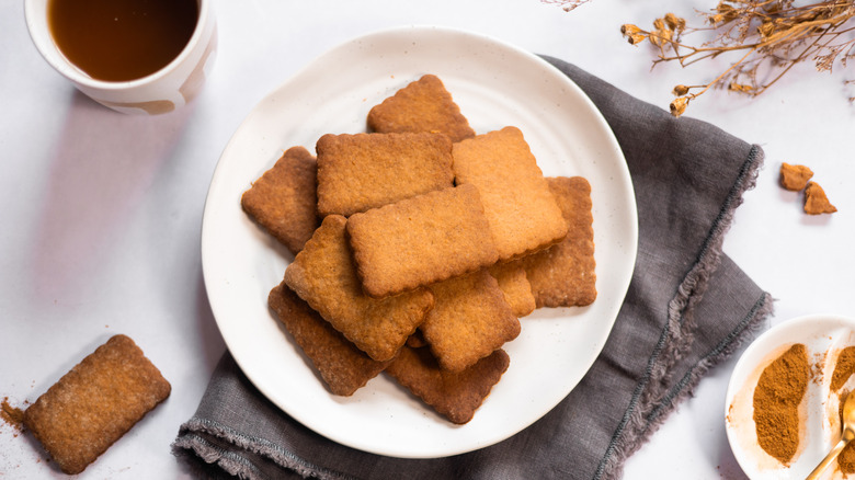 biscoff cookies on plate 