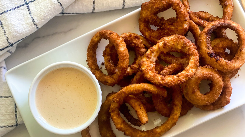 Grilled Texas Chili Burger [Easy Barbecue Beef & Onion Rings]