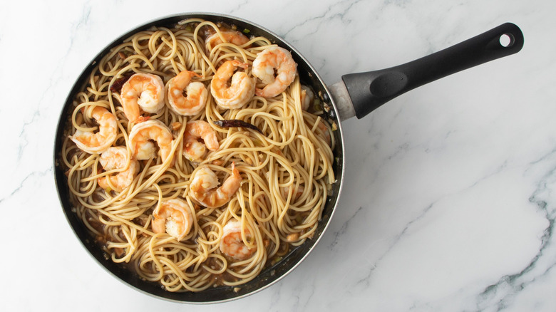 Shrimp and spaghetti in pan