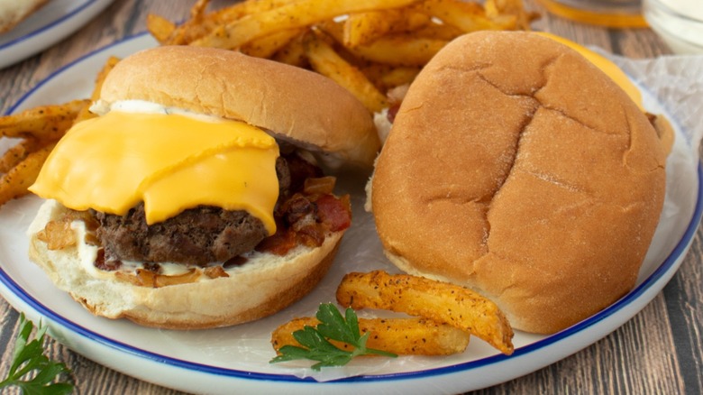 cheeseburger sliders with fries