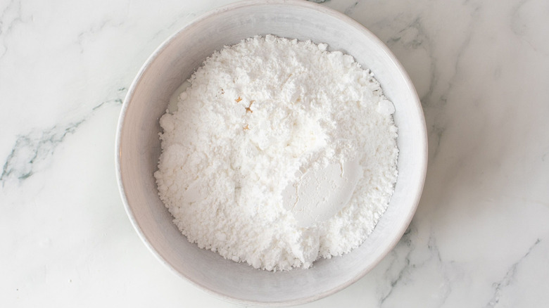 Powdered sugar in bowl