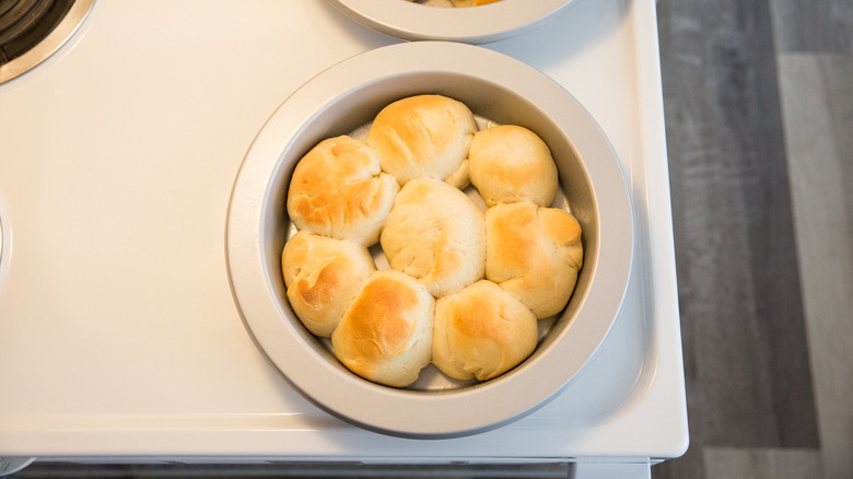 baked rolls in round pan