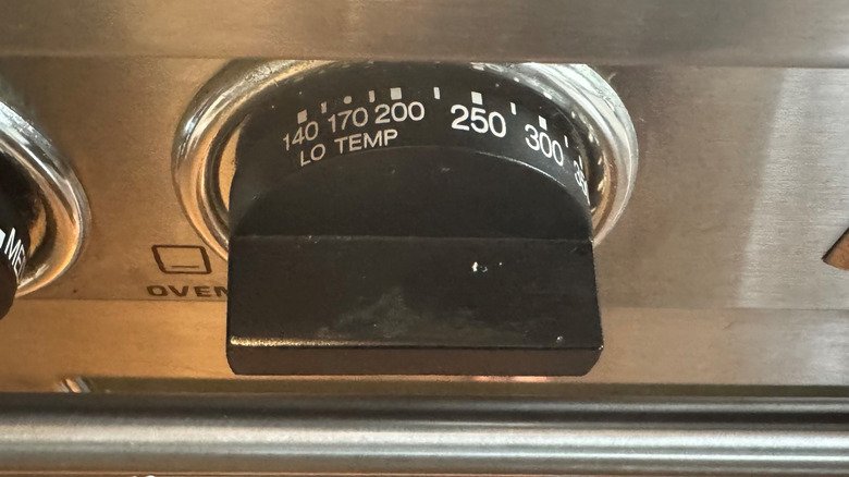 Oven temperature knob set to 200 F