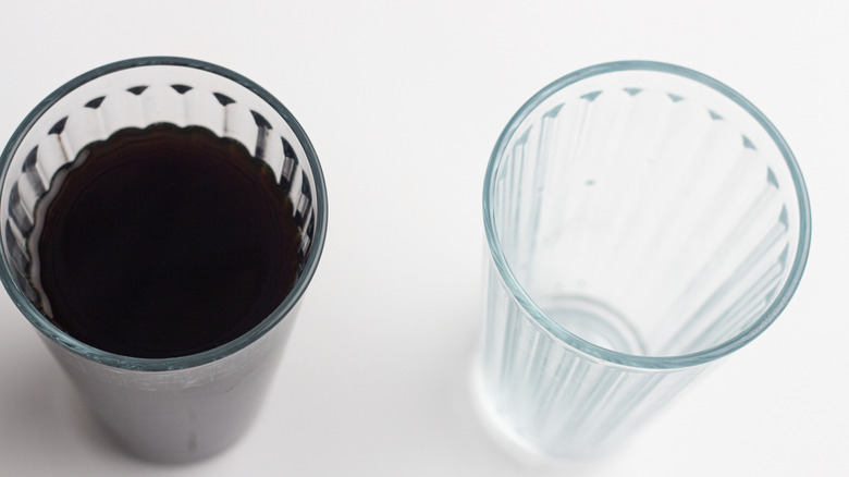 One glass with coffee, one glass without 