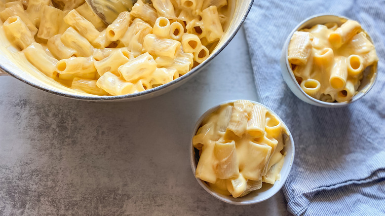 bowls of mac and cheese