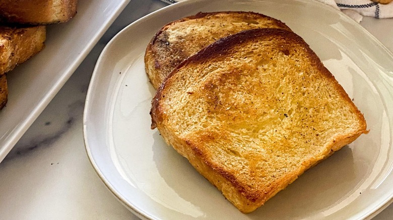 Finished Texas toast on plate