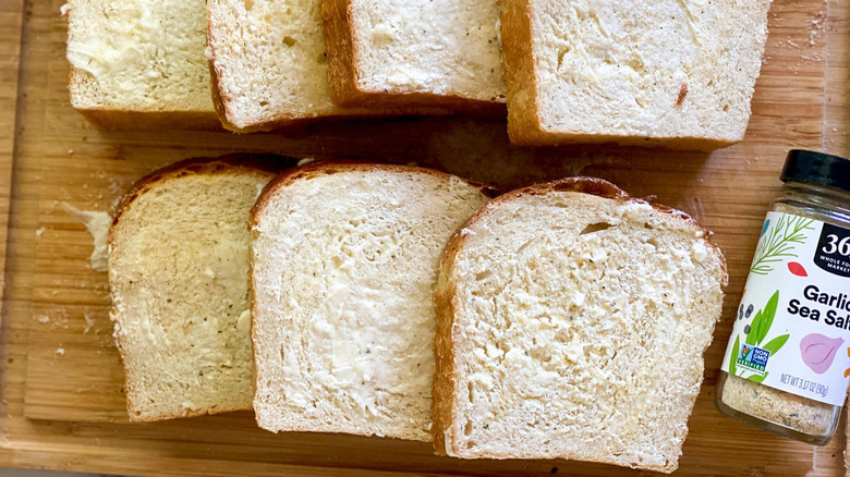 Buttered bread slices