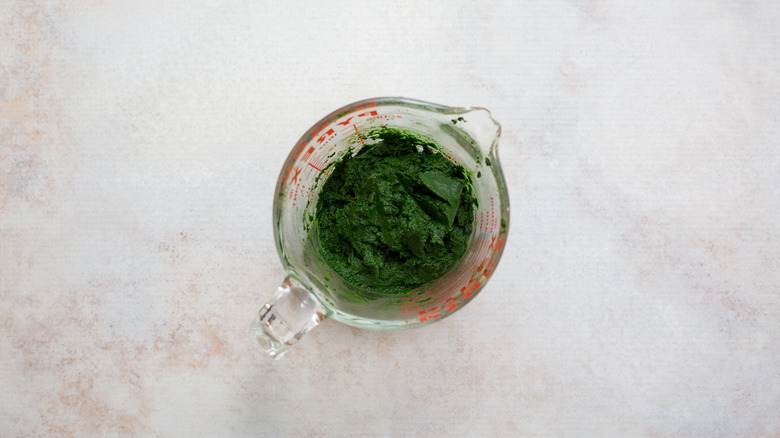 pureed spinach in measuring cup
