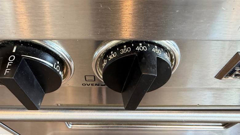 Oven temperature knob turned to 400 F