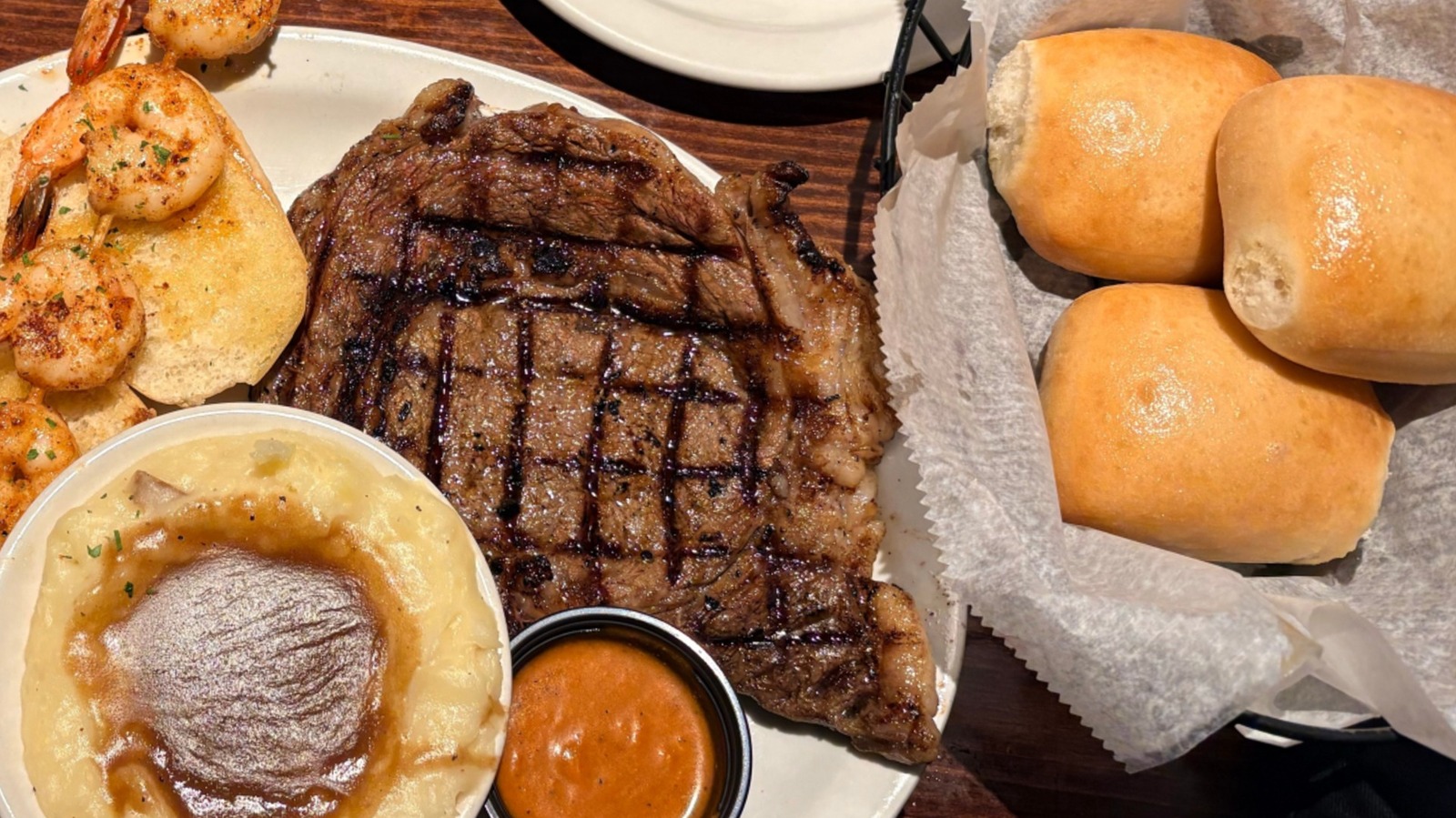 <a href="https://www.mashed.com/2193765/cost-performance-steak-tourist-accidentally-nails-texas-roadhouse-regulars-go-buck-wild/" target="_blank">‘Cost-Performance Steak’: Tourist Accidentally Nails Texas Roadhouse — Regulars Go Buck Wild</a>