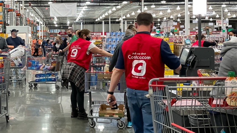 Costco, busy despite pandemic 