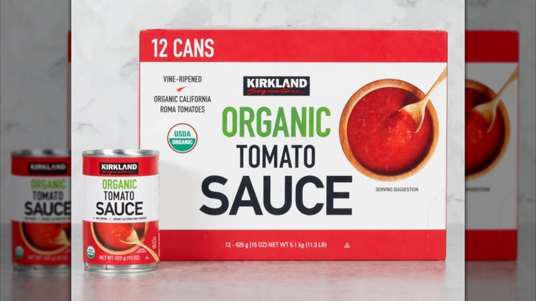 Can of Kirkland Signature organic tomato sauce next to 12-can box.
