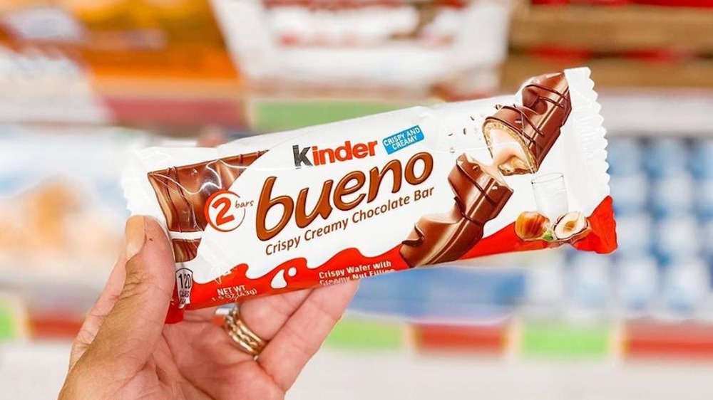 Kinder Bueno Bar in hand