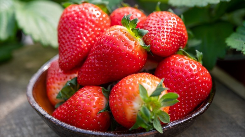 Fresh strawberries in a bowl