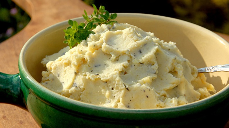 Bowl of mashed potatoes