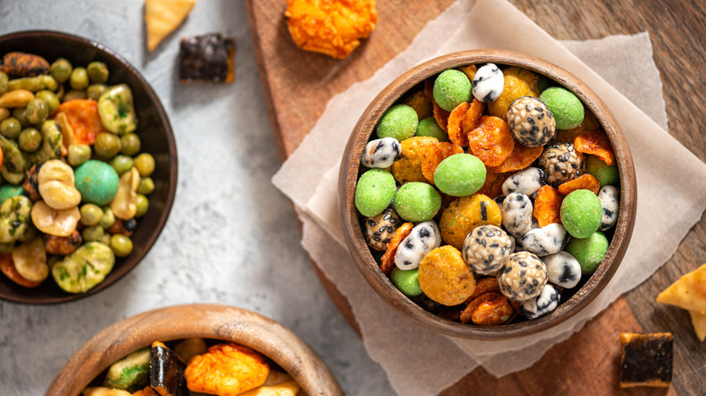 Japanese wasabi peas and rice crackers snack mix