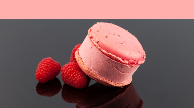 gelato raspberry macaron