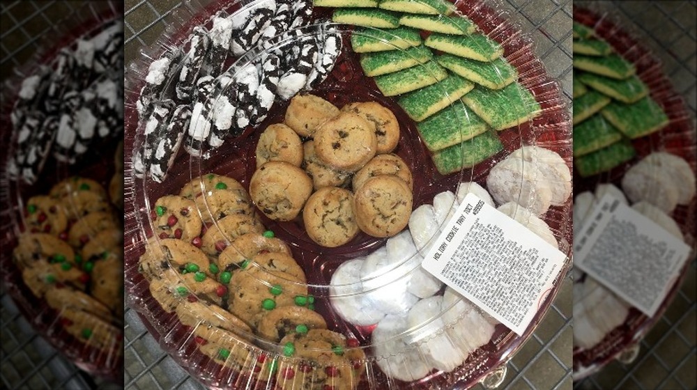 Costco's Massive Christmas Cookie Tray Is Turning Heads