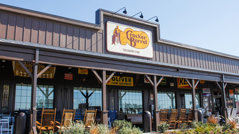 Exterior of Cracker Barrel restaurant