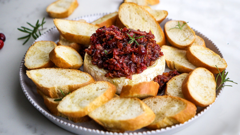 cranberry bacon baked brie with toasted bread