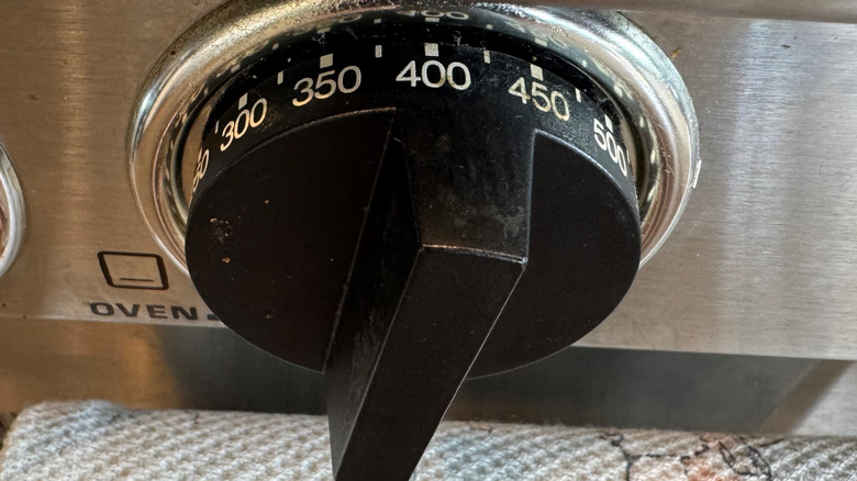 closeup of oven temperature gauge at 400 degrees Fahrenheit