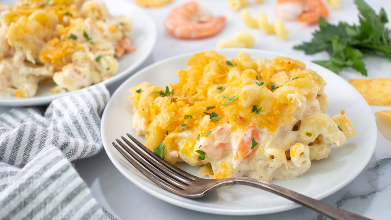 macaroni and cheese with parsley on white plate
