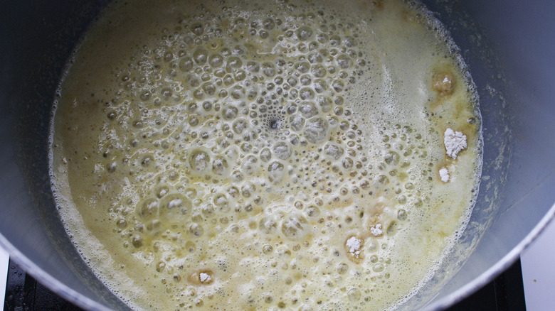   mantequilla burbujeante en una olla