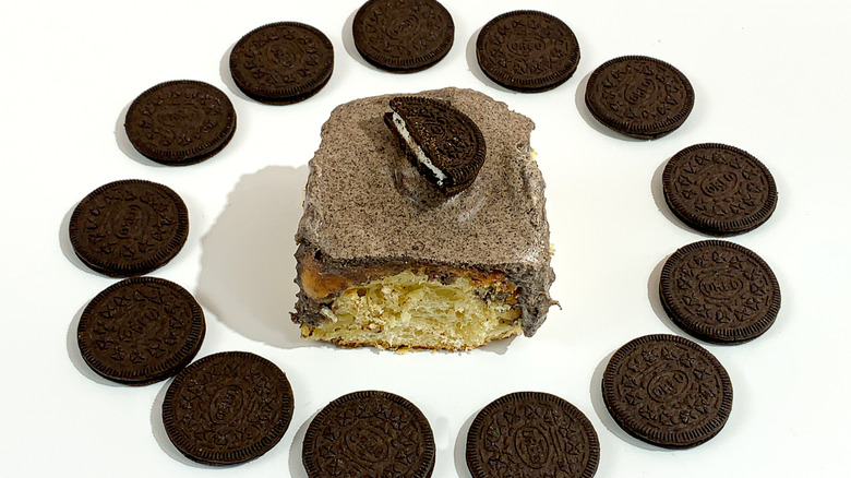 An Oreo cinnamon roll surrounded by Oreos