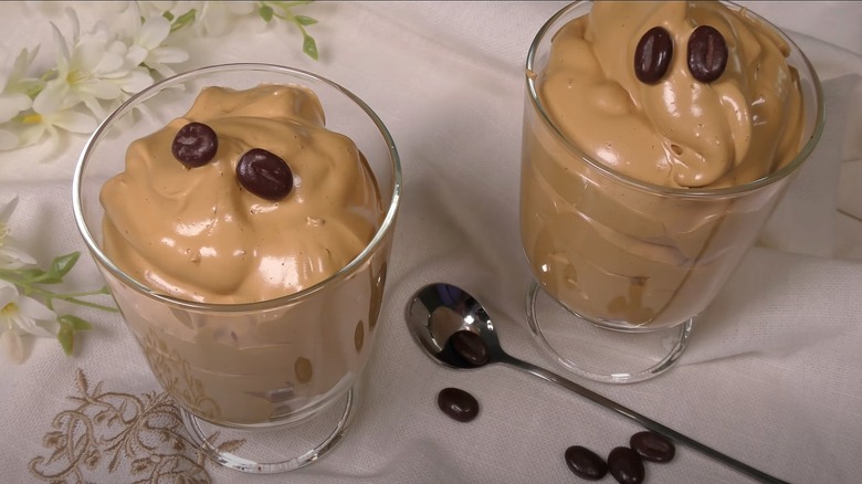 Crema di caffè in two clear glasses