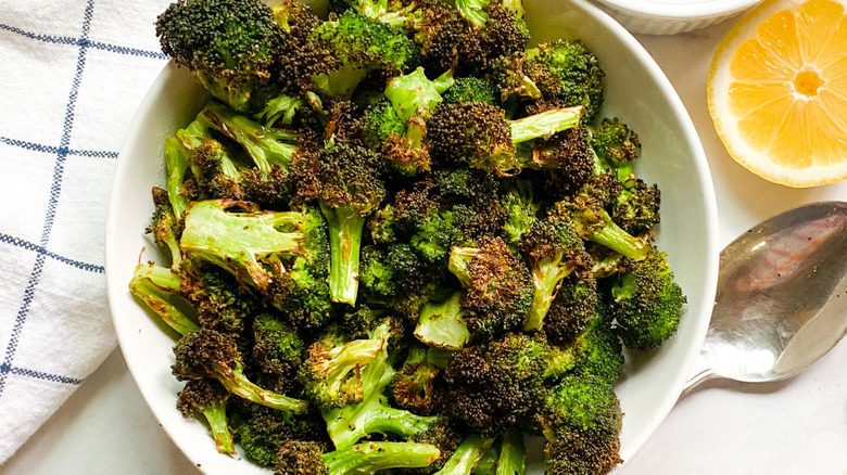 Crispy Air Fryer Broccoli in a bowl 