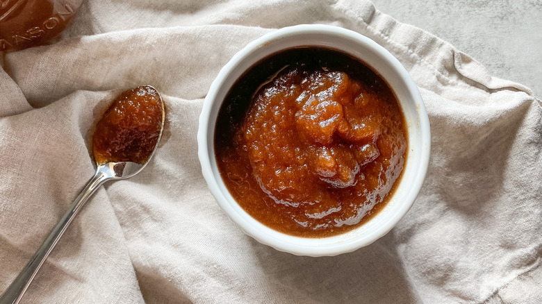 apple butter in dish 
