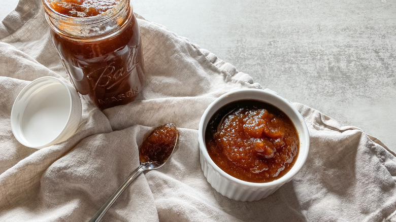 apple butter in a jar 