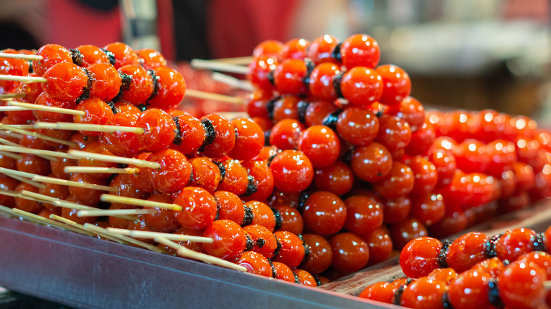   cukruoti vyšniniai pomidorai ant pagaliukų turguje