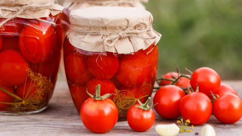   Kirschtomaten in Gläsern n Flüssigkeit