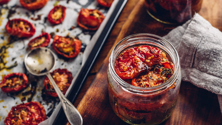   tomates cherry en tarro con aceite