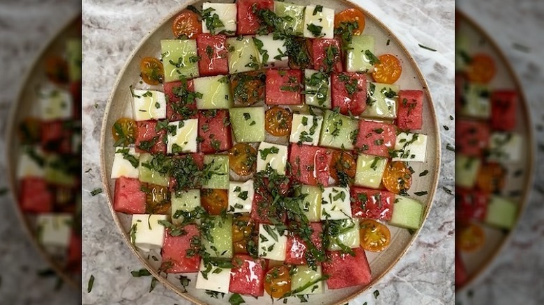   mozaikový šalát s vodným melónom a cherry paradajkami